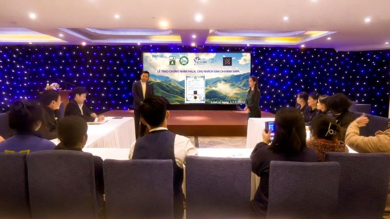 Ông Trần Văn Tân Cương- GĐ Công ty Halal Quốc gia Việt Nam trao chứng nhận Dịch vụ khách sạn thân thiện với người Hồi giáo cho Khách sạn Charm Sa pa